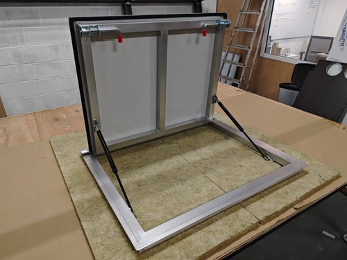 Catering trailer serving - , hatch