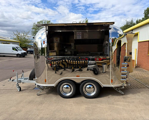 Air streamer catering trailer